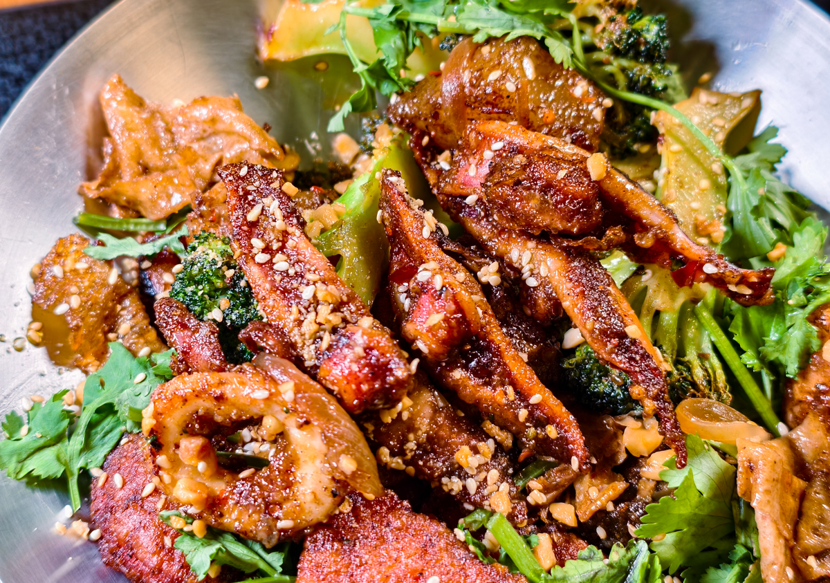 [高雄]紅嘴巴麻辣乾鍋-三多商圈隱藏版高雄宵夜!香麻帶勁好吃高雄麻辣乾鍋~科學麵、冬粉、白飯、飲料無限續 @美食好芃友（芃芃）