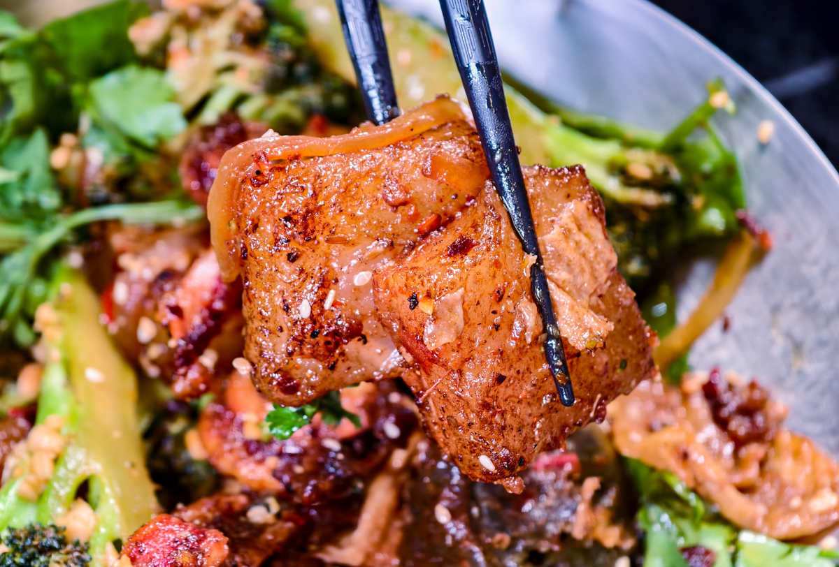 [高雄]紅嘴巴麻辣乾鍋-三多商圈隱藏版高雄宵夜!香麻帶勁好吃高雄麻辣乾鍋~科學麵、冬粉、白飯、飲料無限續 @美食好芃友（芃芃）