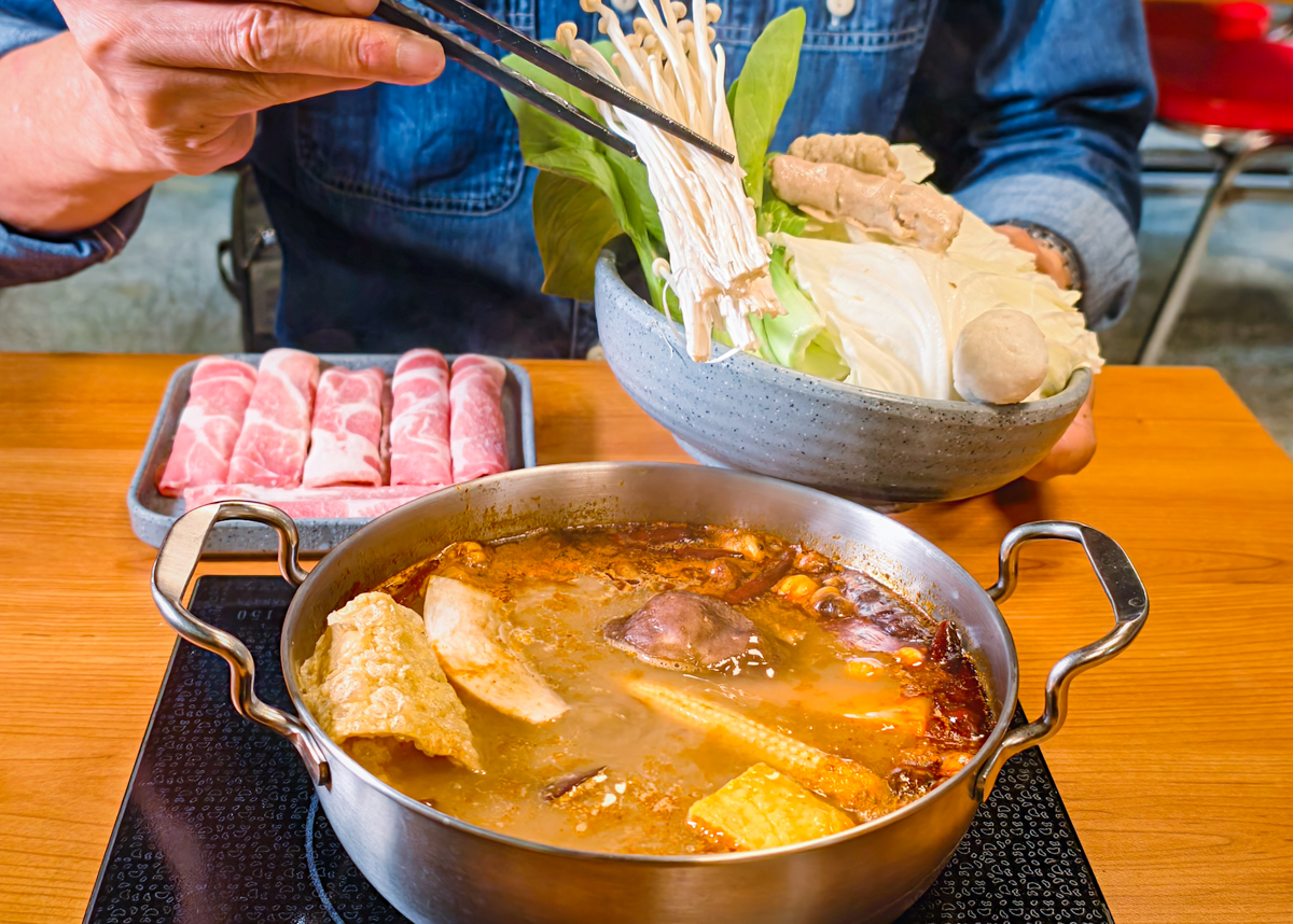 [高雄]紅嘴巴麻辣乾鍋-三多商圈隱藏版高雄宵夜!香麻帶勁好吃高雄麻辣乾鍋~科學麵、冬粉、白飯、飲料無限續 @美食好芃友（芃芃）