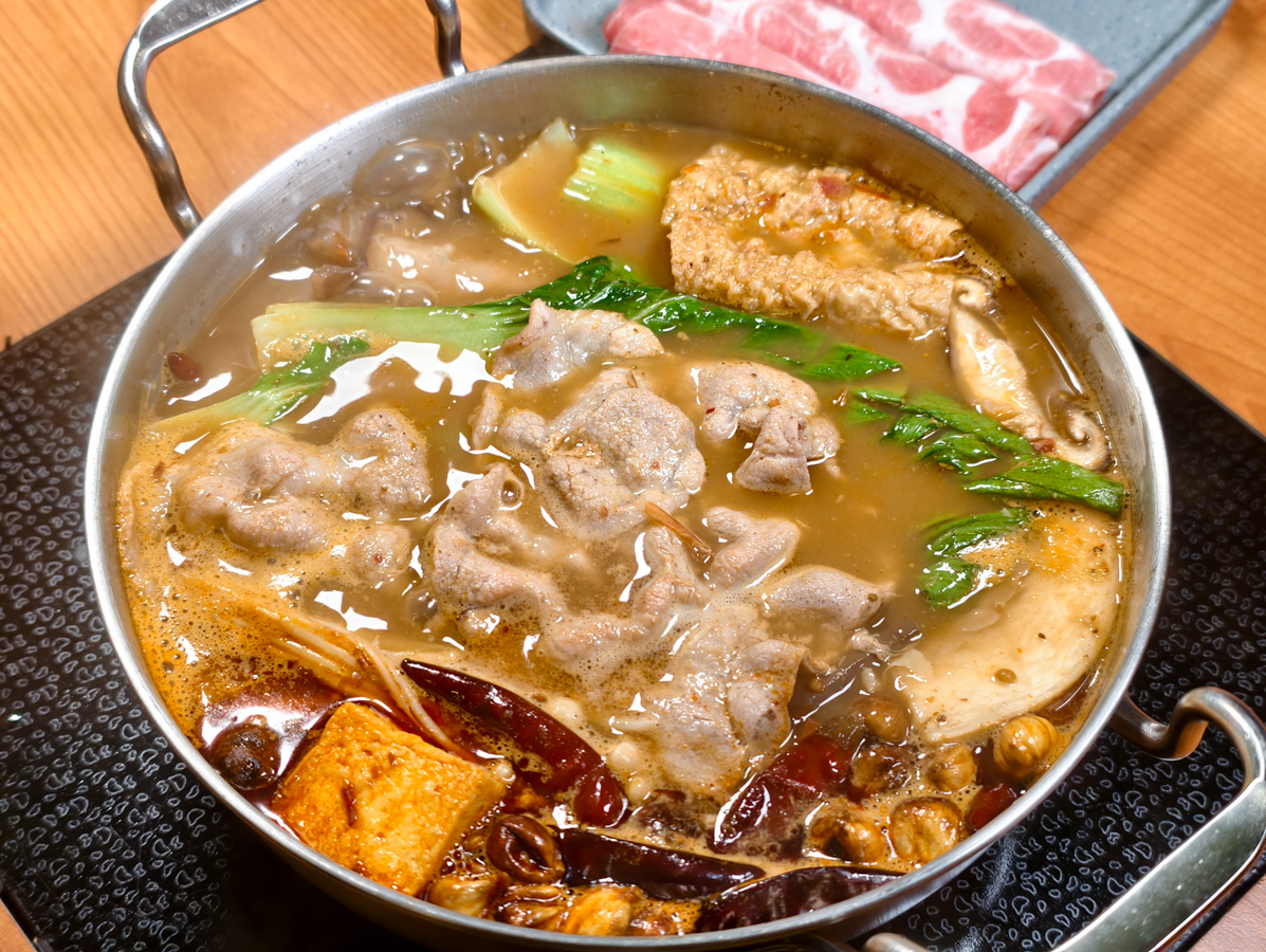 [高雄]紅嘴巴麻辣乾鍋-三多商圈隱藏版高雄宵夜!香麻帶勁好吃高雄麻辣乾鍋~科學麵、冬粉、白飯、飲料無限續 @美食好芃友（芃芃）