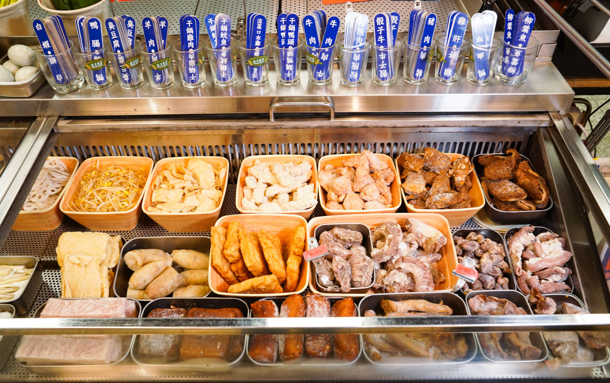 [高雄]紅嘴巴麻辣乾鍋-三多商圈隱藏版高雄宵夜!香麻帶勁好吃高雄麻辣乾鍋~科學麵、冬粉、白飯、飲料無限續 @美食好芃友（芃芃）