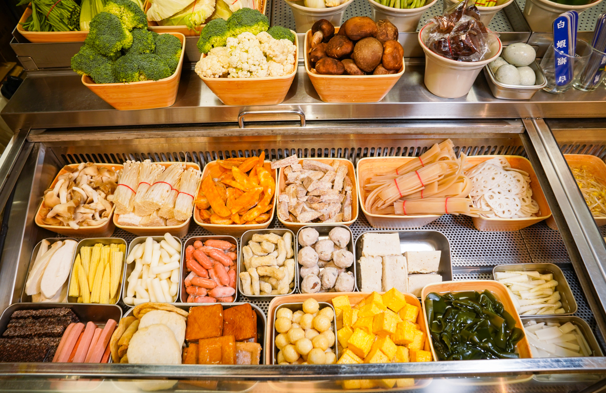 [高雄]紅嘴巴麻辣乾鍋-三多商圈隱藏版高雄宵夜!香麻帶勁好吃高雄麻辣乾鍋~科學麵、冬粉、白飯、飲料無限續 @美食好芃友（芃芃）