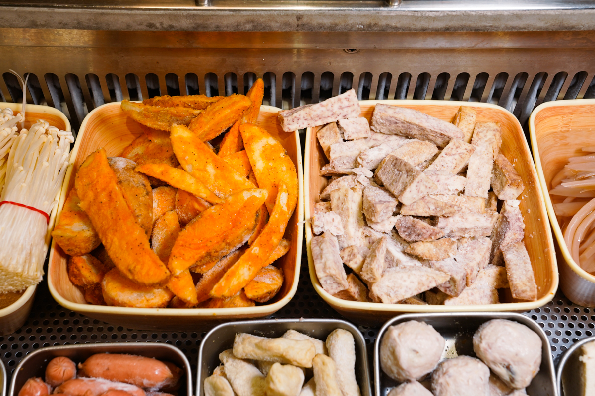 [高雄]紅嘴巴麻辣乾鍋-三多商圈隱藏版高雄宵夜!香麻帶勁好吃高雄麻辣乾鍋~科學麵、冬粉、白飯、飲料無限續 @美食好芃友（芃芃）