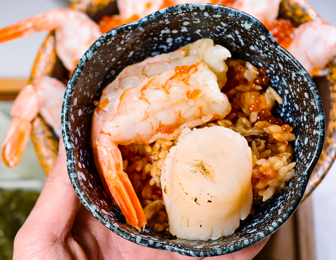 [高雄]Mochi Mochi鬆餅屋高雄義享店-藏在甜點店的超強極上釜飯!儀式感滿滿的日式釜飯x雙色起司瀑布漢堡 @美食好芃友（芃芃）