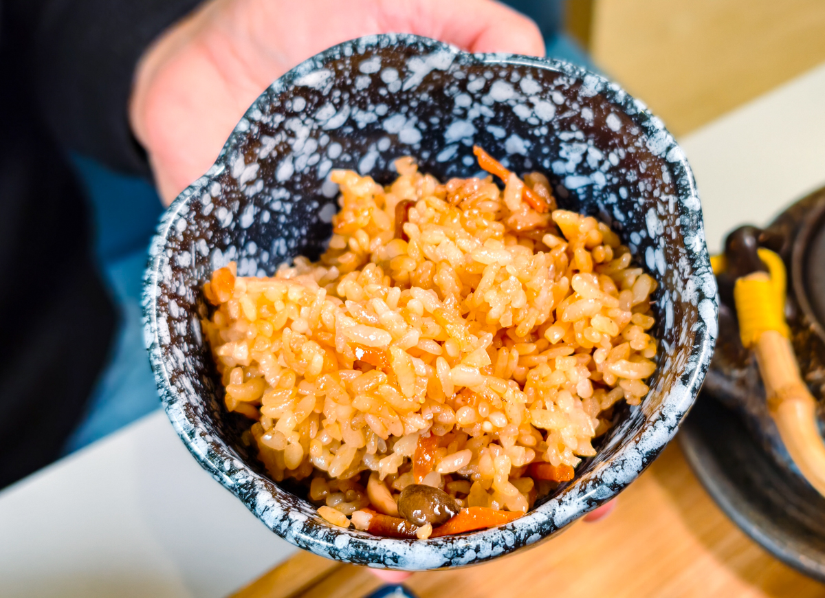 [高雄]Mochi Mochi鬆餅屋高雄義享店-藏在甜點店的超強極上釜飯!儀式感滿滿的日式釜飯x雙色起司瀑布漢堡 @美食好芃友（芃芃）