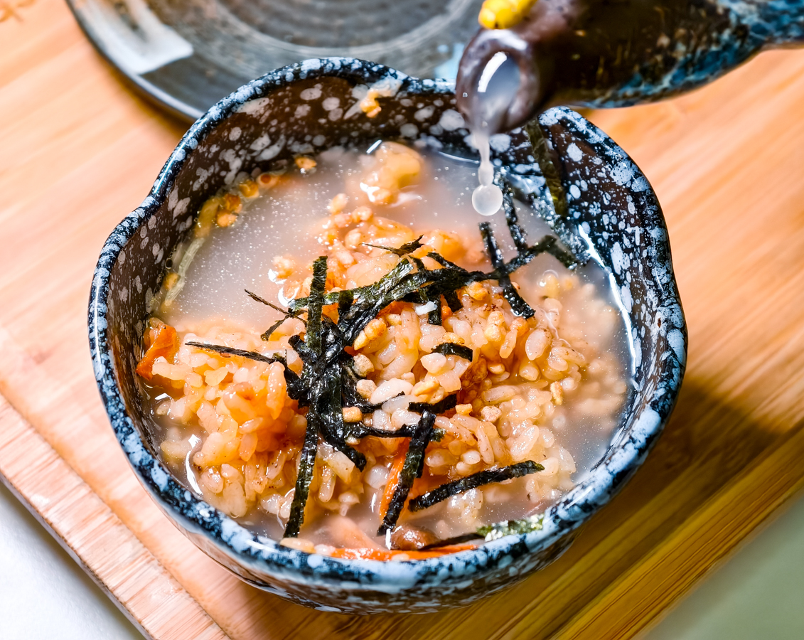 [高雄]Mochi Mochi鬆餅屋高雄義享店-藏在甜點店的超強極上釜飯!儀式感滿滿的日式釜飯x雙色起司瀑布漢堡 @美食好芃友（芃芃）