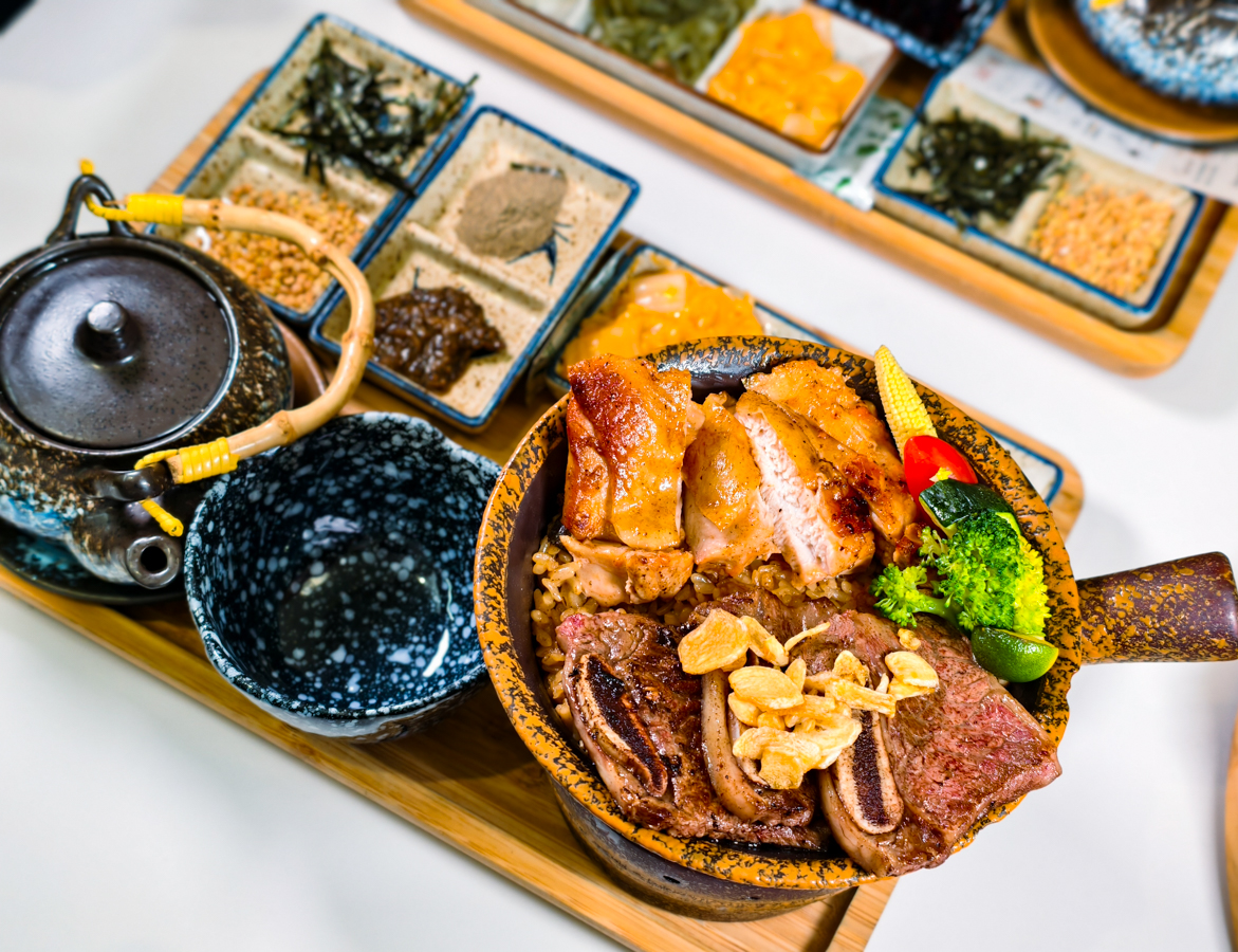 [高雄]Mochi Mochi鬆餅屋高雄義享店-藏在甜點店的超強極上釜飯!儀式感滿滿的日式釜飯x雙色起司瀑布漢堡 @美食好芃友（芃芃）