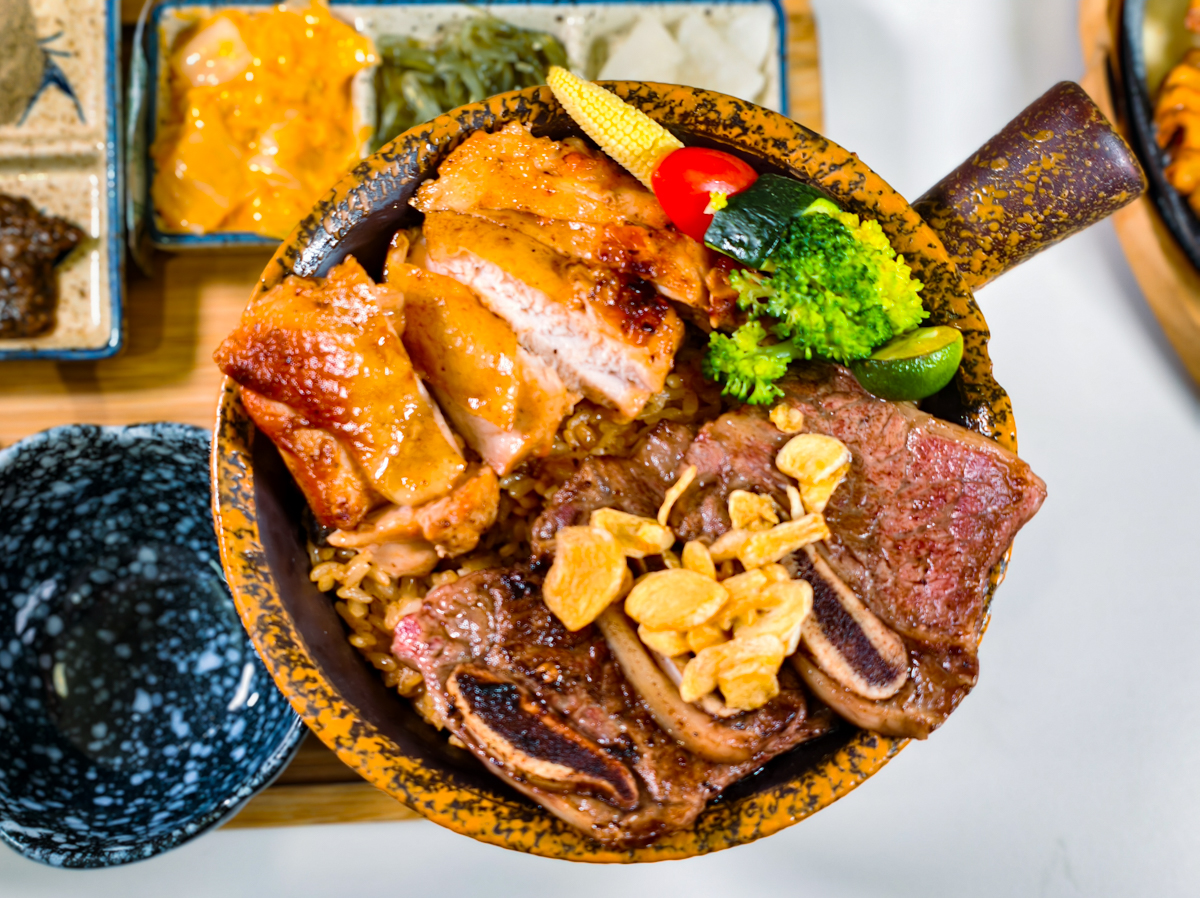 [高雄]Mochi Mochi鬆餅屋高雄義享店-藏在甜點店的超強極上釜飯!儀式感滿滿的日式釜飯x雙色起司瀑布漢堡 @美食好芃友（芃芃）