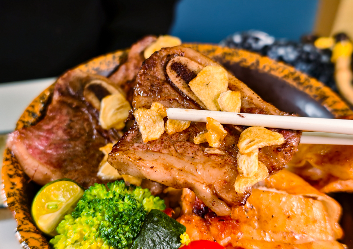 [高雄]Mochi Mochi鬆餅屋高雄義享店-藏在甜點店的超強極上釜飯!儀式感滿滿的日式釜飯x雙色起司瀑布漢堡 @美食好芃友（芃芃）