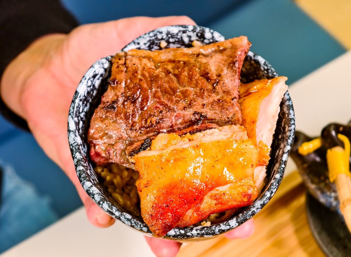 [高雄]Mochi Mochi鬆餅屋高雄義享店-藏在甜點店的超強極上釜飯!儀式感滿滿的日式釜飯x雙色起司瀑布漢堡 @美食好芃友（芃芃）