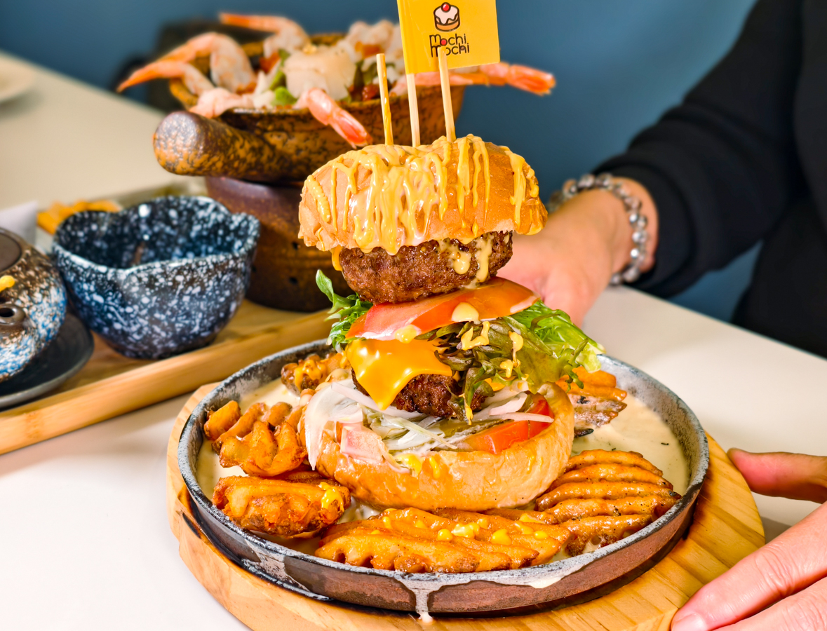 [高雄]Mochi Mochi鬆餅屋高雄義享店-藏在甜點店的超強極上釜飯!儀式感滿滿的日式釜飯x雙色起司瀑布漢堡 @美食好芃友（芃芃）