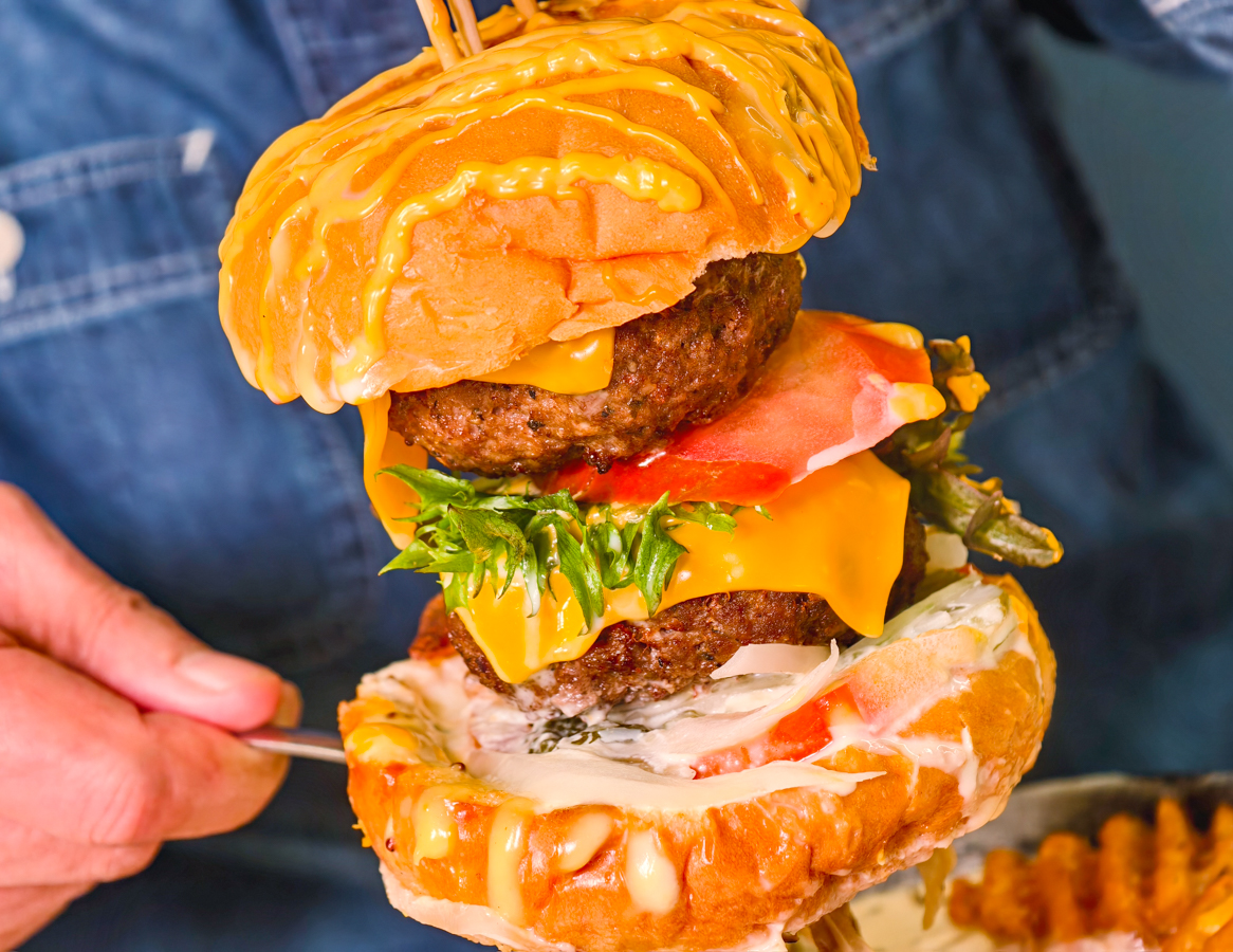 [高雄]Mochi Mochi鬆餅屋高雄義享店-藏在甜點店的超強極上釜飯!儀式感滿滿的日式釜飯x雙色起司瀑布漢堡 @美食好芃友（芃芃）