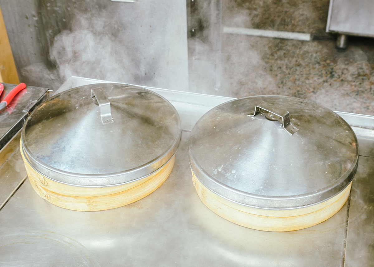 [高雄]小口吃湯包-高雄熱河街人氣小籠湯包!爆汁現包現蒸湯包x必吃蝦仁生煎包 @美食好芃友（芃芃）