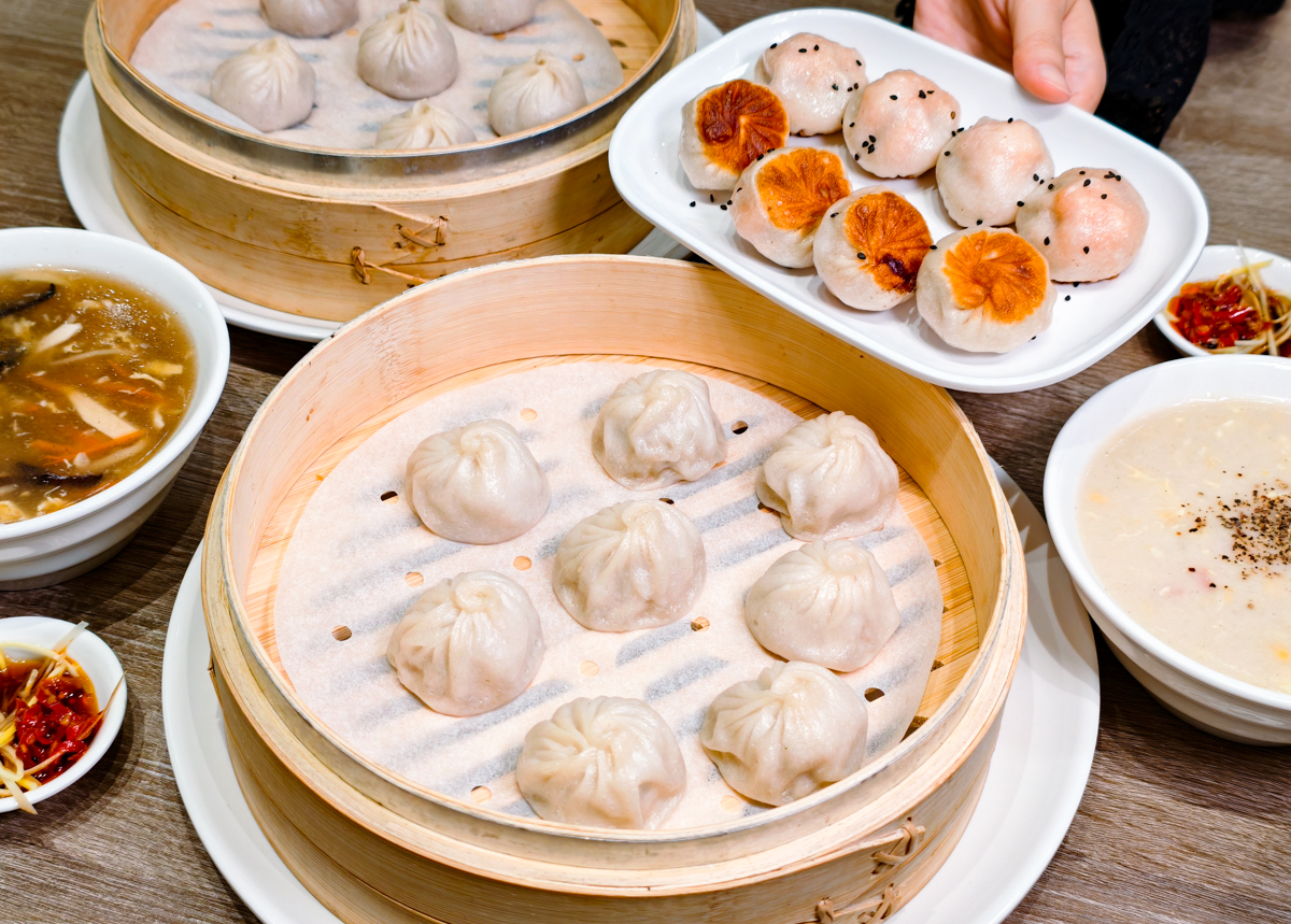 [高雄]小口吃湯包-高雄熱河街人氣小籠湯包!爆汁現包現蒸湯包x必吃蝦仁生煎包 @美食好芃友（芃芃）