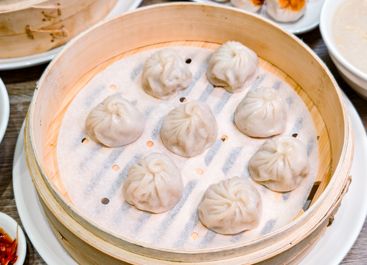 [高雄]小口吃湯包-高雄熱河街人氣小籠湯包!爆汁現包現蒸湯包x必吃蝦仁生煎包 @美食好芃友（芃芃）