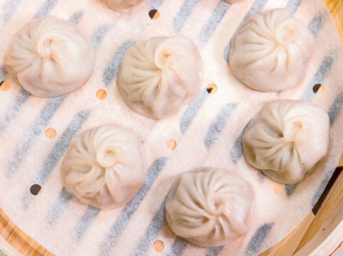 [高雄]小口吃湯包-高雄熱河街人氣小籠湯包!爆汁現包現蒸湯包x必吃蝦仁生煎包 @美食好芃友（芃芃）