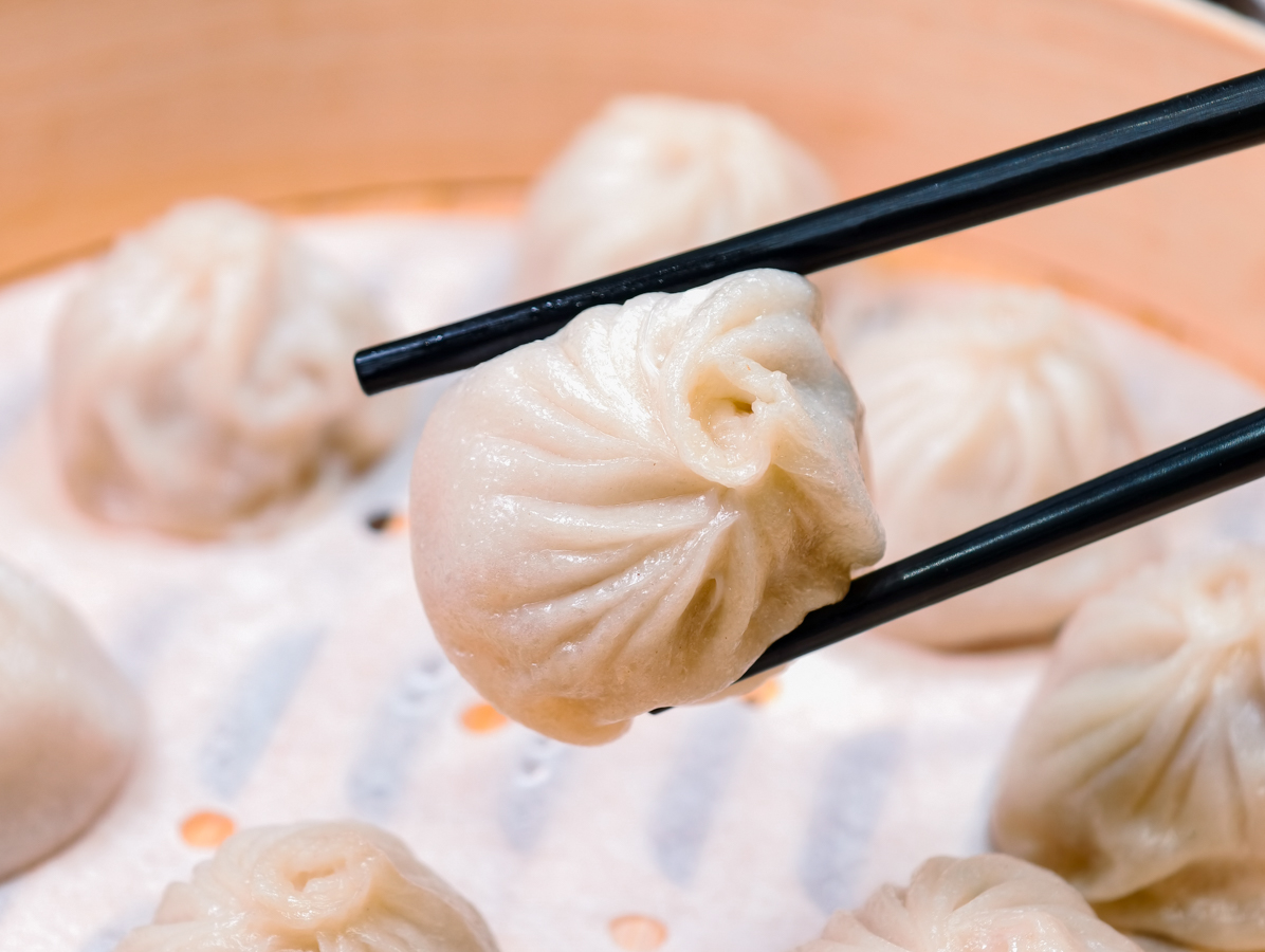 [高雄]小口吃湯包-高雄熱河街人氣小籠湯包!爆汁現包現蒸湯包x必吃蝦仁生煎包 @美食好芃友（芃芃）