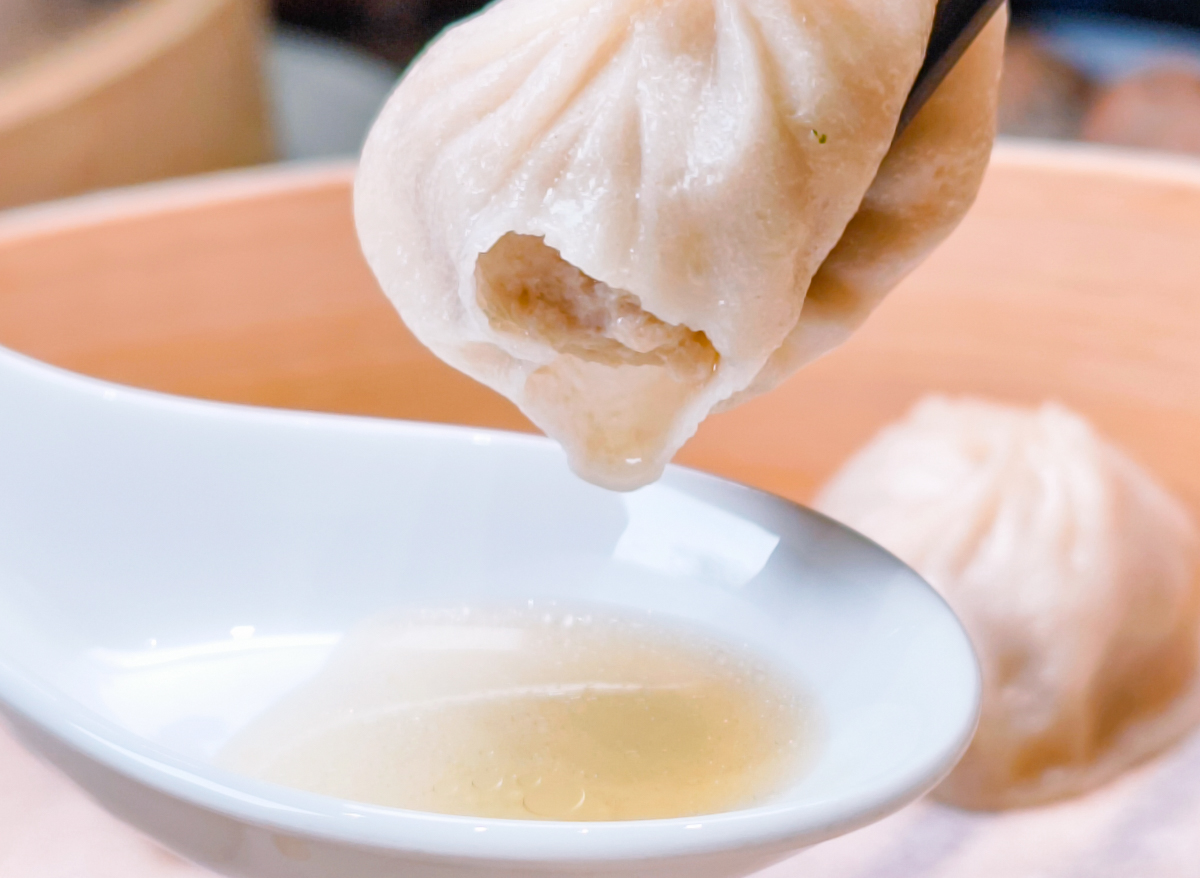 [高雄]小口吃湯包-高雄熱河街人氣小籠湯包!爆汁現包現蒸湯包x必吃蝦仁生煎包 @美食好芃友（芃芃）