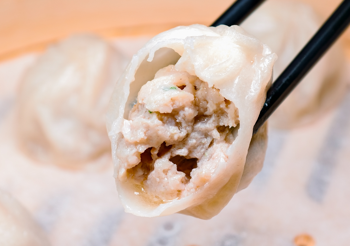 [高雄]小口吃湯包-高雄熱河街人氣小籠湯包!爆汁現包現蒸湯包x必吃蝦仁生煎包 @美食好芃友（芃芃）