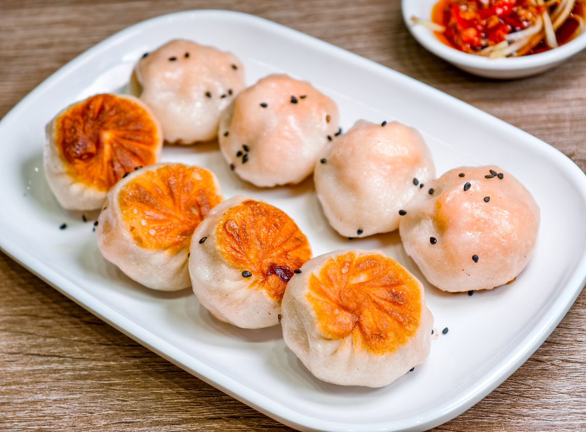 [高雄]小口吃湯包-高雄熱河街人氣小籠湯包!爆汁現包現蒸湯包x必吃蝦仁生煎包 @美食好芃友（芃芃）