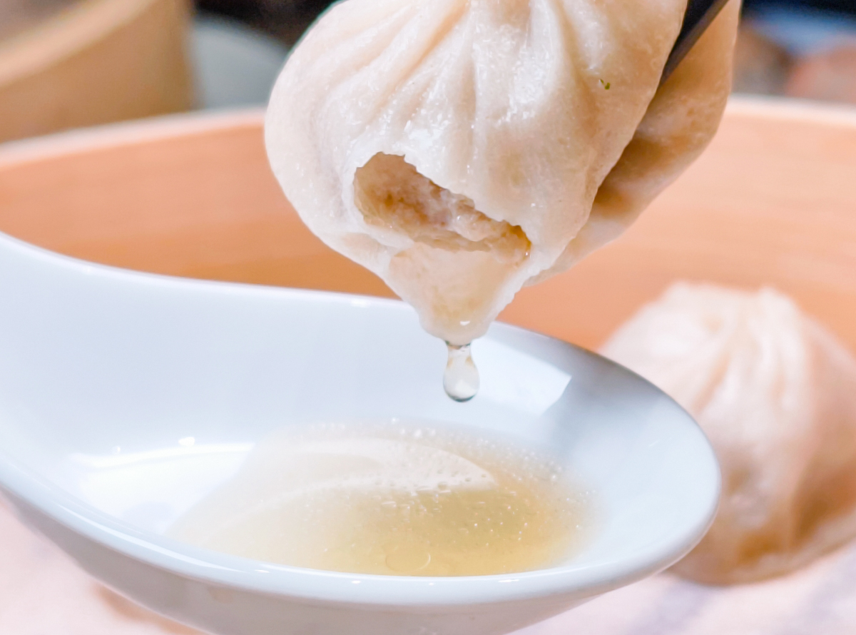 [高雄]小口吃湯包-高雄熱河街人氣小籠湯包!爆汁現包現蒸湯包x必吃蝦仁生煎包 @美食好芃友（芃芃）