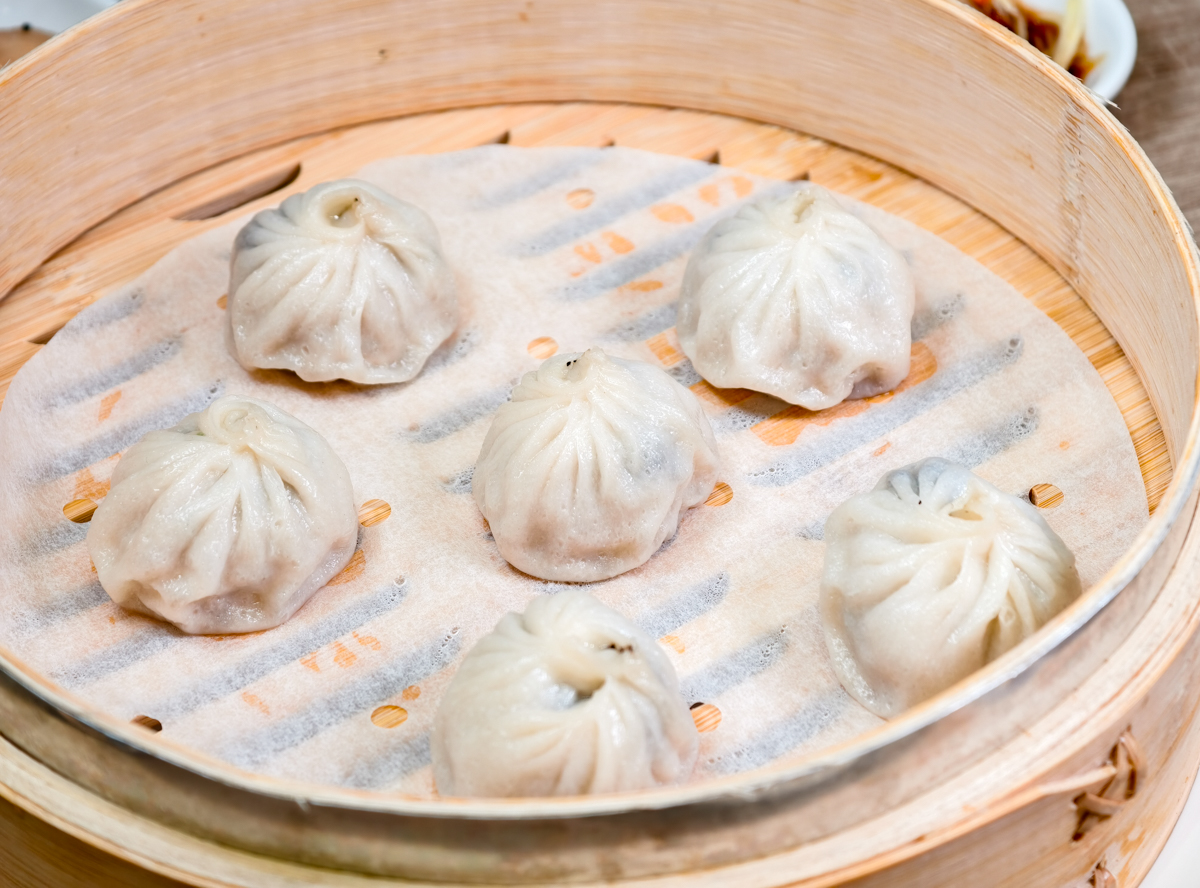 [高雄]小口吃湯包-高雄熱河街人氣小籠湯包!爆汁現包現蒸湯包x必吃蝦仁生煎包 @美食好芃友（芃芃）