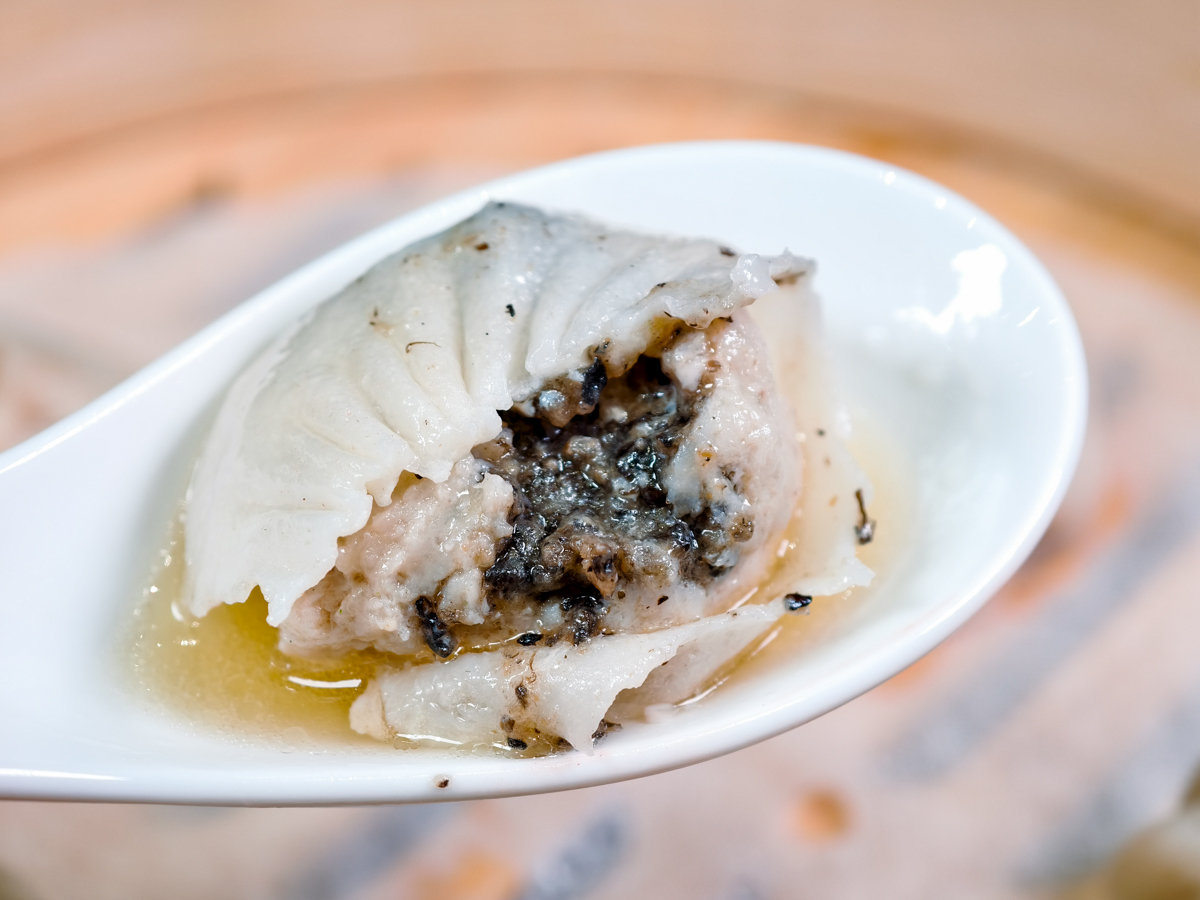 [高雄]小口吃湯包-高雄熱河街人氣小籠湯包!爆汁現包現蒸湯包x必吃蝦仁生煎包 @美食好芃友（芃芃）