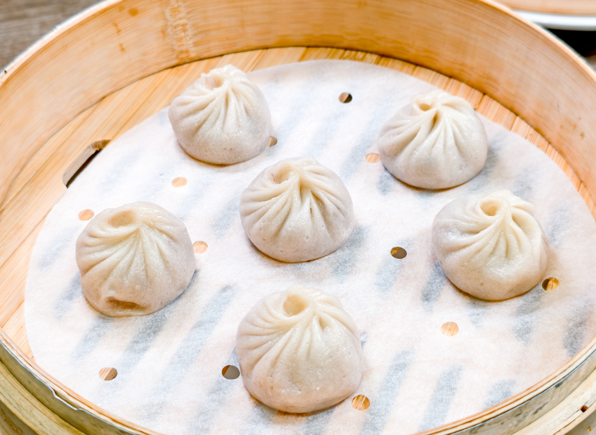 [高雄]小口吃湯包-高雄熱河街人氣小籠湯包!爆汁現包現蒸湯包x必吃蝦仁生煎包 @美食好芃友（芃芃）