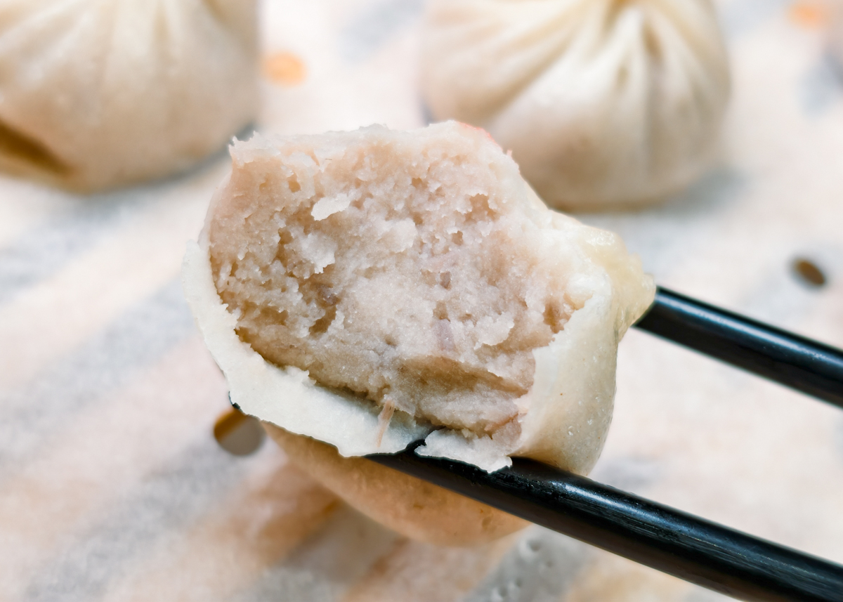 [高雄]小口吃湯包-高雄熱河街人氣小籠湯包!爆汁現包現蒸湯包x必吃蝦仁生煎包 @美食好芃友（芃芃）