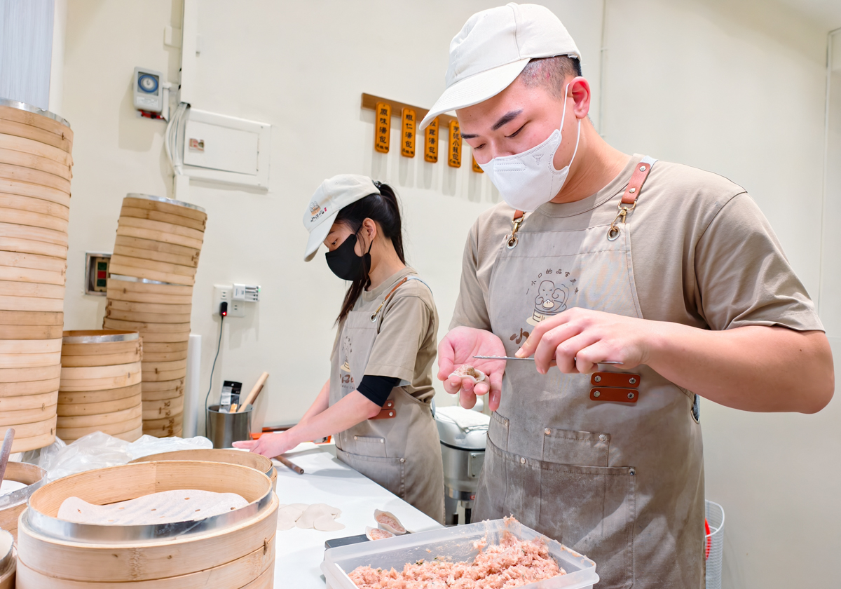 [高雄]小口吃湯包-高雄熱河街人氣小籠湯包!爆汁現包現蒸湯包x必吃蝦仁生煎包 @美食好芃友（芃芃）