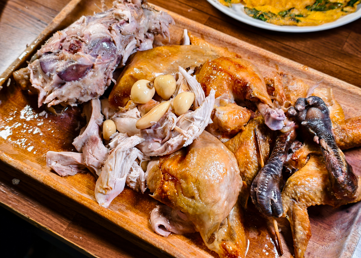 [高雄]文茶園-市區也能吃桶仔雞熱炒泡茶~超高C/P值鳳山聚餐好去處~蒜味桶仔雞、蒜味蛤蜊雞湯必點 @美食好芃友（芃芃）