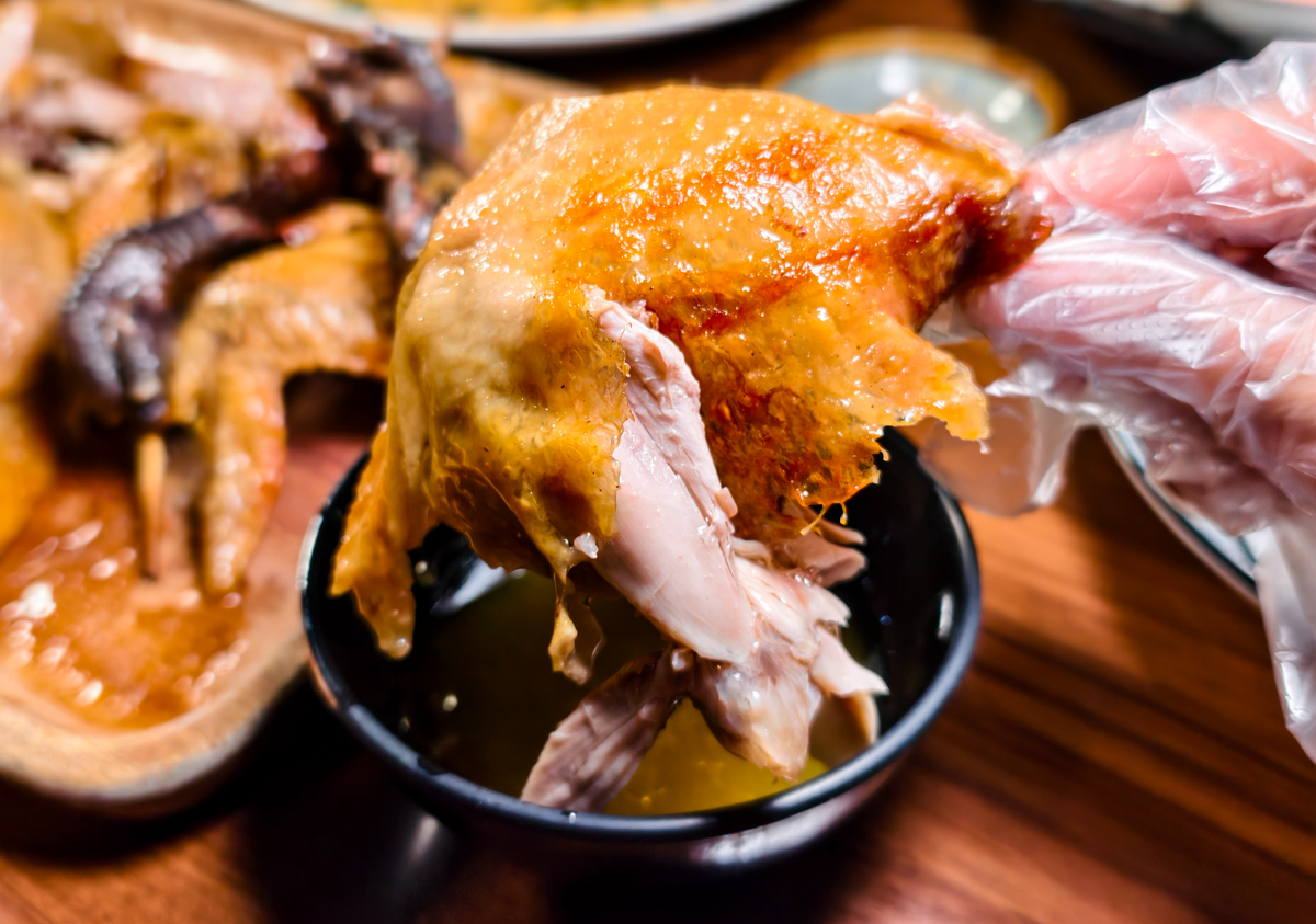 [高雄]文茶園-市區也能吃桶仔雞熱炒泡茶~超高C/P值鳳山聚餐好去處~蒜味桶仔雞、蒜味蛤蜊雞湯必點 @美食好芃友（芃芃）