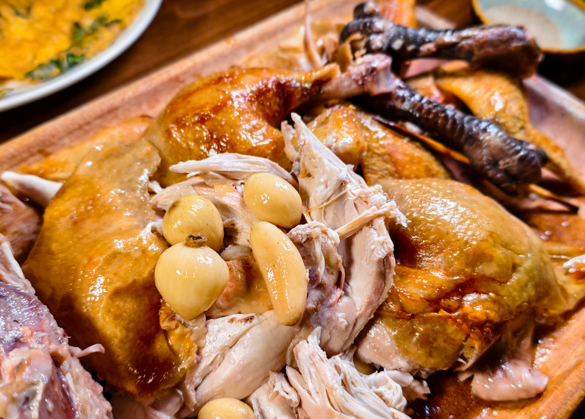 [高雄]文茶園-市區也能吃桶仔雞熱炒泡茶~超高C/P值鳳山聚餐好去處~蒜味桶仔雞、蒜味蛤蜊雞湯必點 @美食好芃友（芃芃）