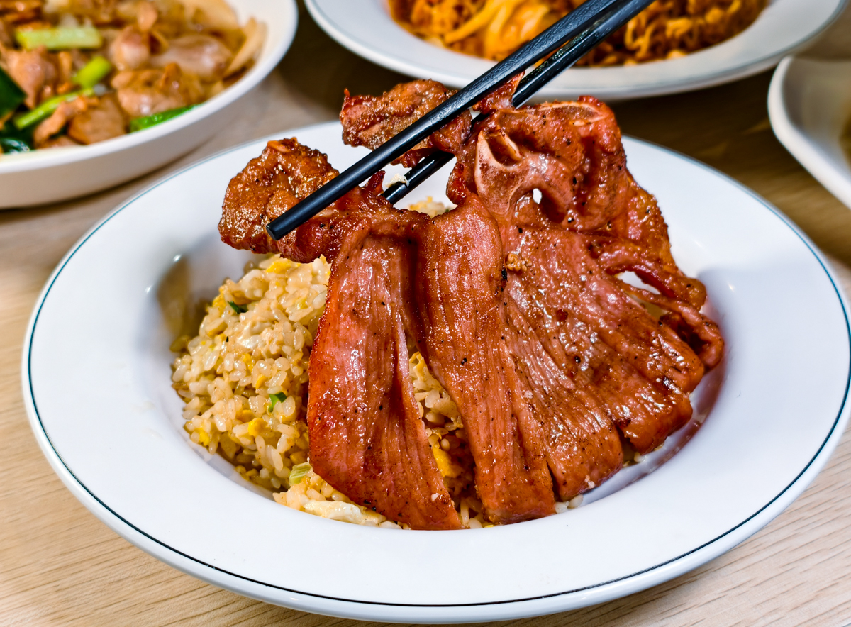 [高雄]阿雲純手工麵線-一碗40!料多實在平價手工麵線 阿嬤古早味 高雄大腸蚵仔麵線推薦 @美食好芃友（芃芃）