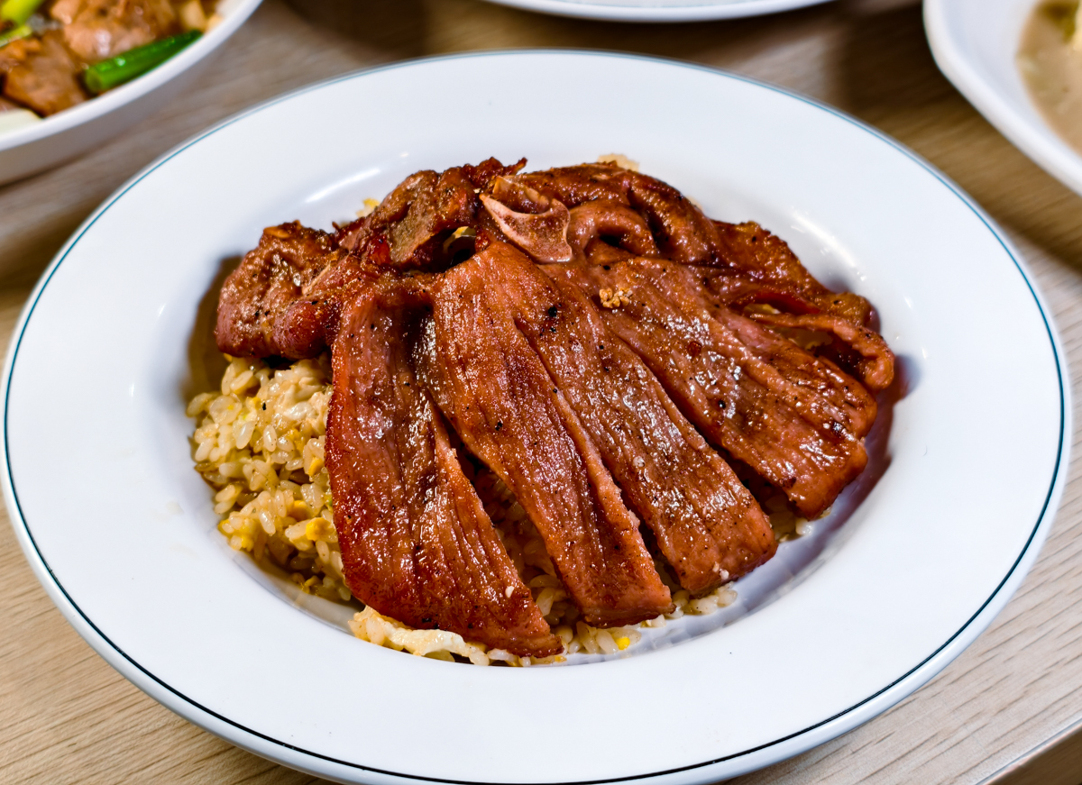 [高雄]藝廚炒燴飯麵鼎中店-高雄文藻商圈厲害炒飯炒泡麵!100元台式豬排炒飯、蔥爆豬肉飯必吃 @美食好芃友（芃芃）