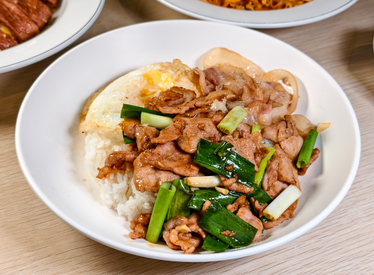 [高雄]藝廚炒燴飯麵鼎中店-高雄文藻商圈厲害炒飯炒泡麵!100元台式豬排炒飯、蔥爆豬肉飯必吃 @美食好芃友（芃芃）