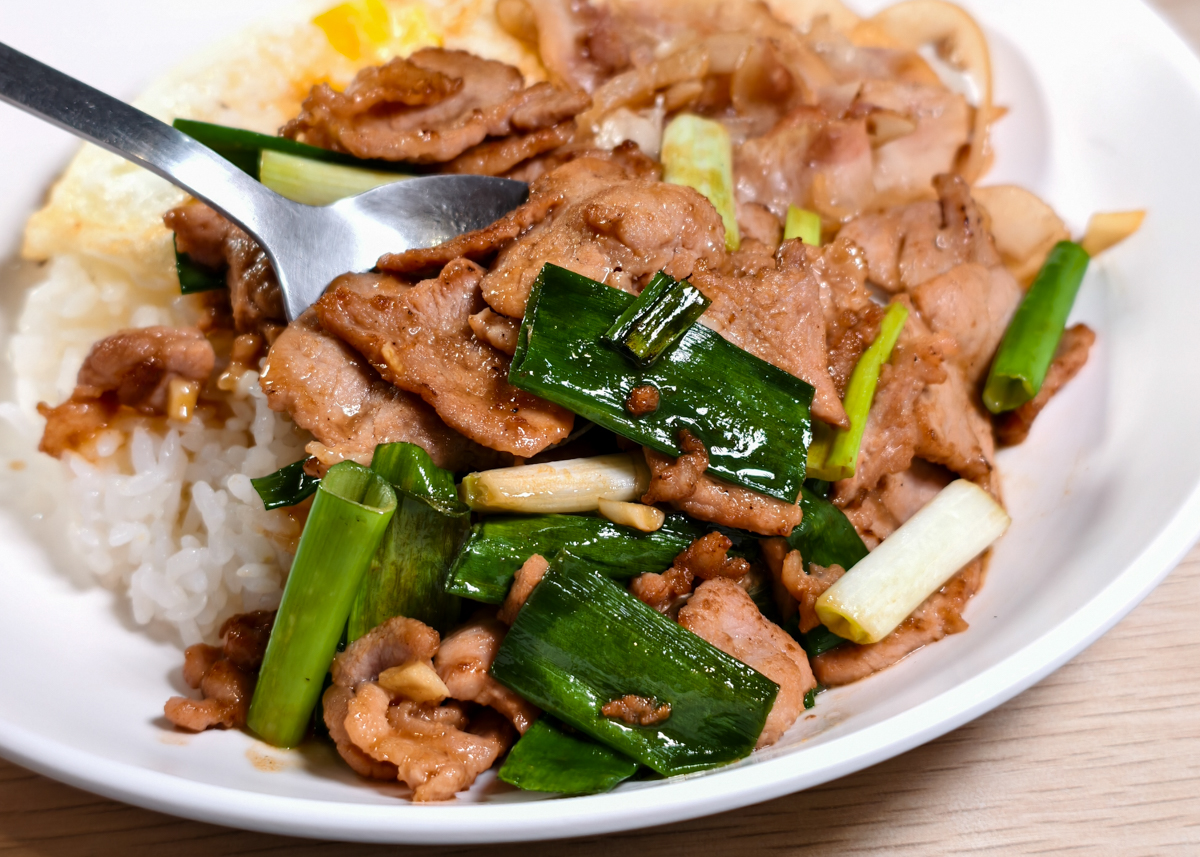 [高雄]藝廚炒燴飯麵鼎中店-高雄文藻商圈厲害炒飯炒泡麵!100元台式豬排炒飯、蔥爆豬肉飯必吃 @美食好芃友（芃芃）