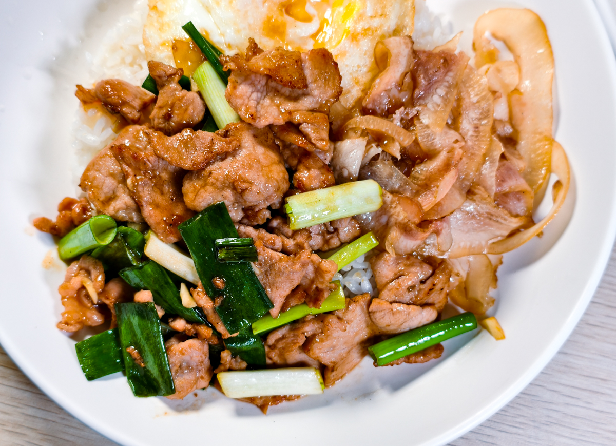 [高雄]藝廚炒燴飯麵鼎中店-高雄文藻商圈厲害炒飯炒泡麵!100元台式豬排炒飯、蔥爆豬肉飯必吃 @美食好芃友（芃芃）