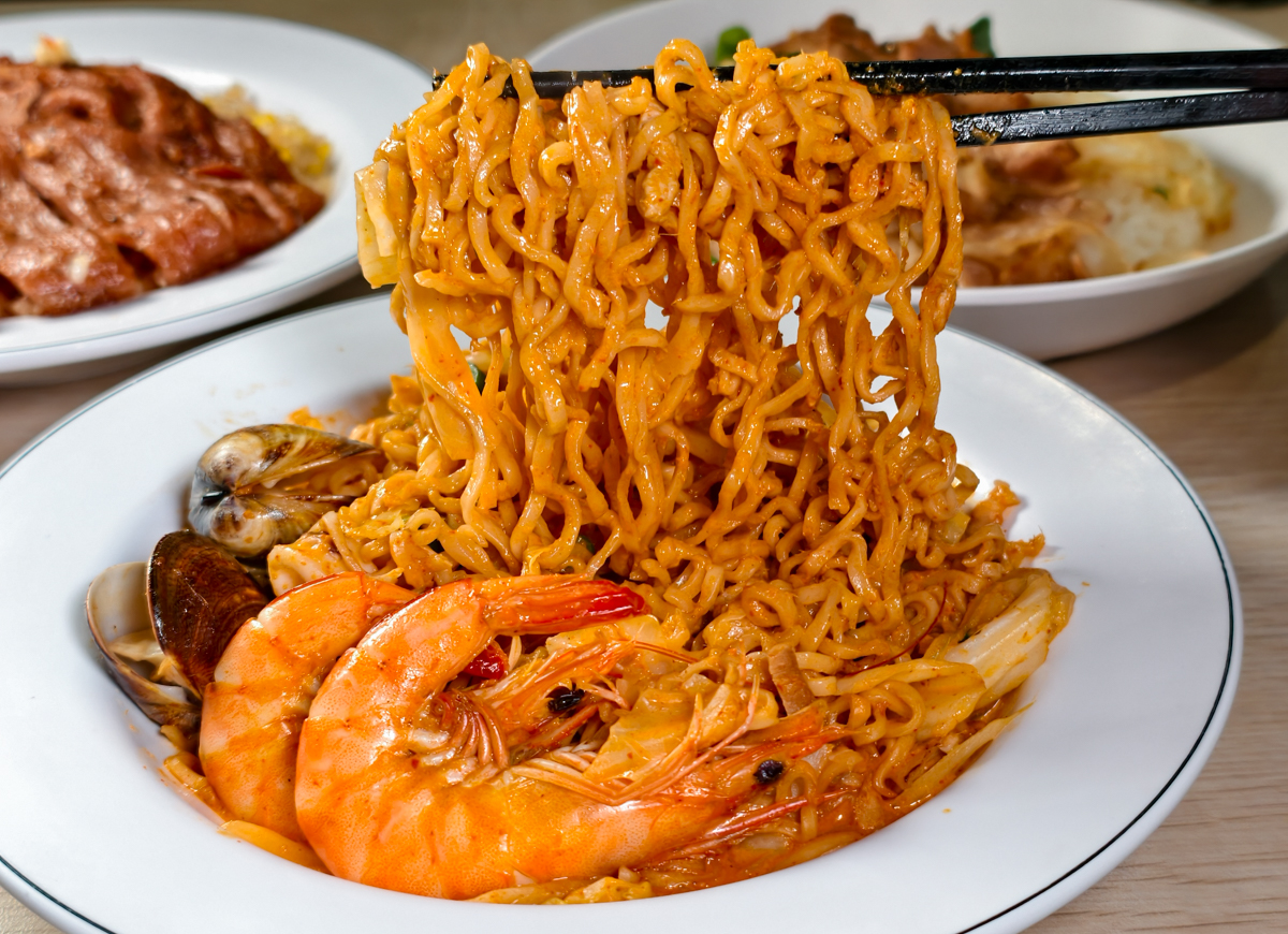 [高雄]藝廚炒燴飯麵鼎中店-高雄文藻商圈厲害炒飯炒泡麵!100元台式豬排炒飯、蔥爆豬肉飯必吃 @美食好芃友（芃芃）