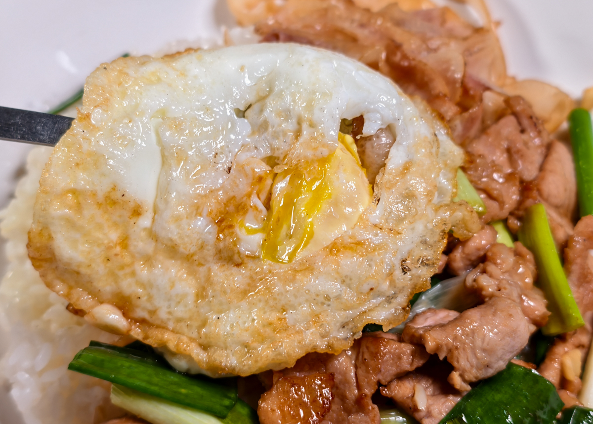 [高雄]藝廚炒燴飯麵鼎中店-高雄文藻商圈厲害炒飯炒泡麵!100元台式豬排炒飯、蔥爆豬肉飯必吃 @美食好芃友（芃芃）