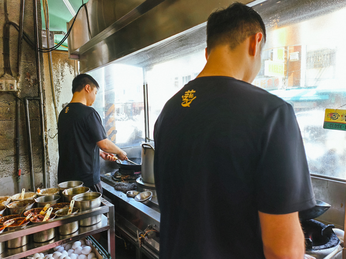 [高雄]藝廚炒燴飯麵鼎中店-高雄文藻商圈厲害炒飯炒泡麵!100元台式豬排炒飯、蔥爆豬肉飯必吃 @美食好芃友（芃芃）