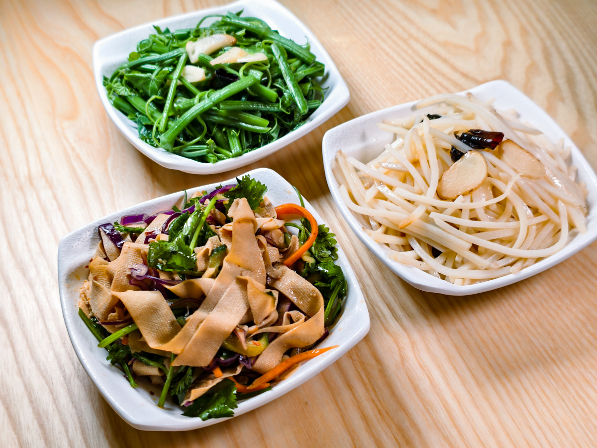 [高雄]雲汕坊-高雄少見道地雲南燉雞湯米線、潮汕海鮮撈麵~三多商圈隱藏版美食 @美食好芃友（芃芃）