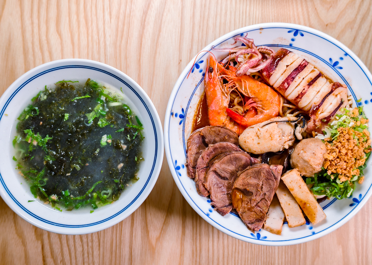 [高雄]雲汕坊-高雄少見道地雲南燉雞湯米線、潮汕海鮮撈麵~三多商圈隱藏版美食 @美食好芃友（芃芃）