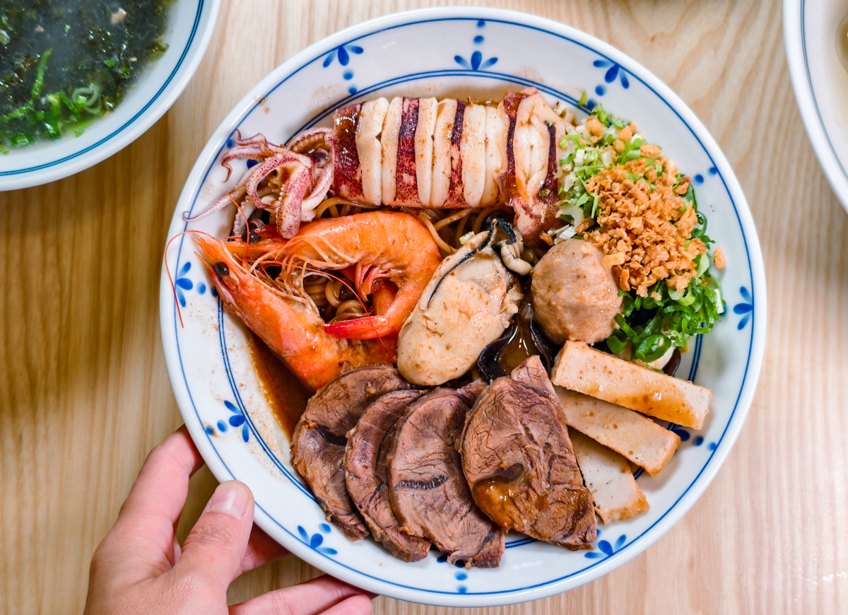 [高雄]雲汕坊-高雄少見道地雲南燉雞湯米線、潮汕海鮮撈麵~三多商圈隱藏版美食 @美食好芃友（芃芃）