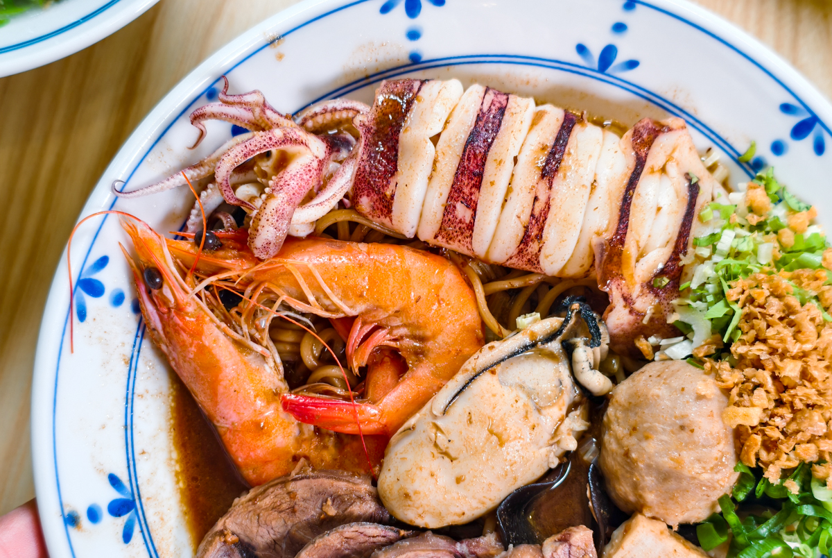 [高雄]雲汕坊-高雄少見道地雲南燉雞湯米線、潮汕海鮮撈麵~三多商圈隱藏版美食 @美食好芃友（芃芃）