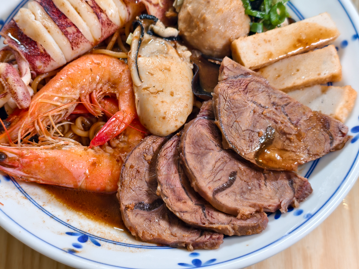 [高雄]雲汕坊-高雄少見道地雲南燉雞湯米線、潮汕海鮮撈麵~三多商圈隱藏版美食 @美食好芃友（芃芃）