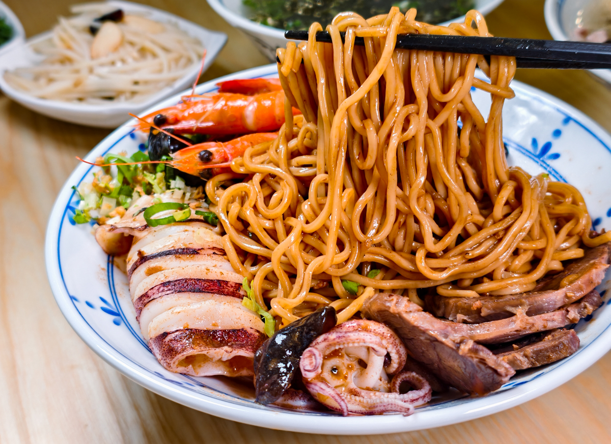 [高雄]雲汕坊-高雄少見道地雲南燉雞湯米線、潮汕海鮮撈麵~三多商圈隱藏版美食 @美食好芃友（芃芃）