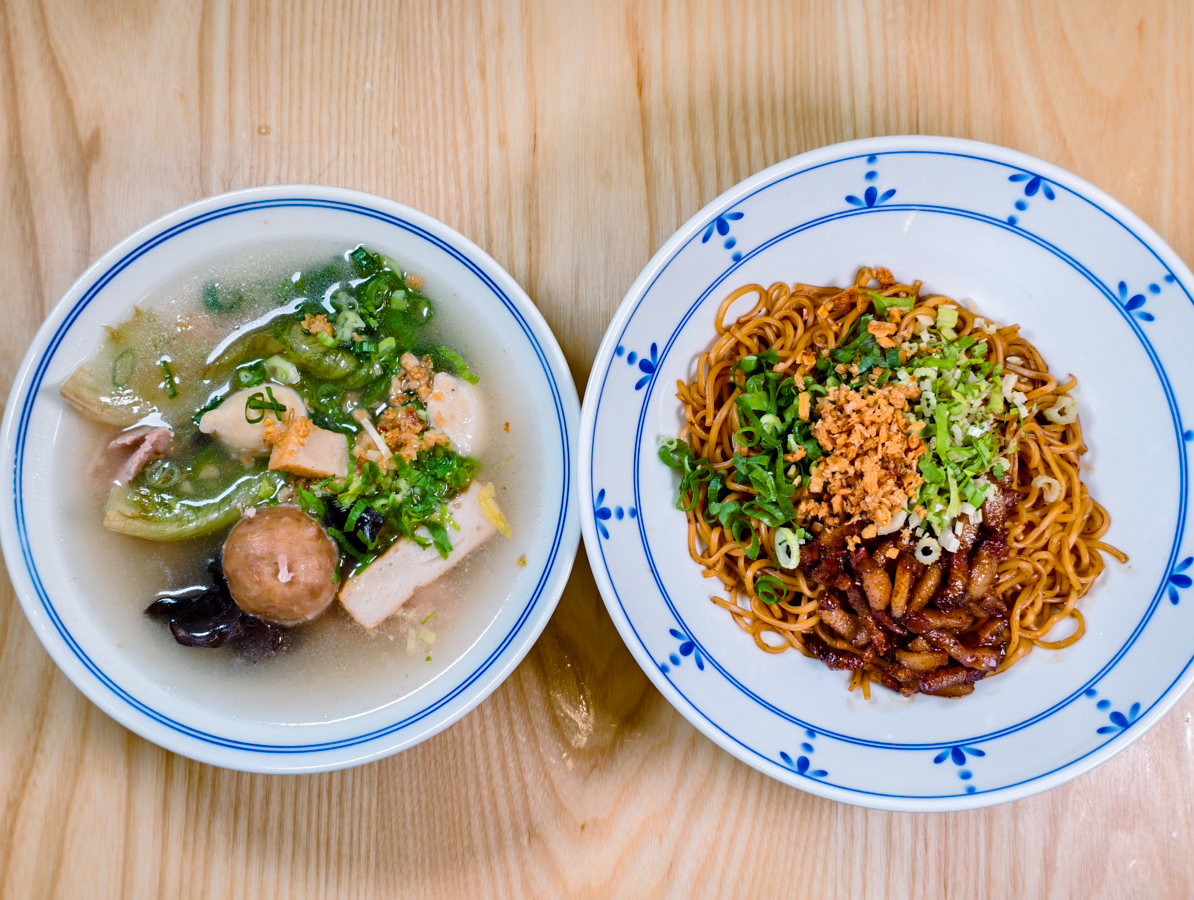 [高雄]雲汕坊-高雄少見道地雲南燉雞湯米線、潮汕海鮮撈麵~三多商圈隱藏版美食 @美食好芃友（芃芃）