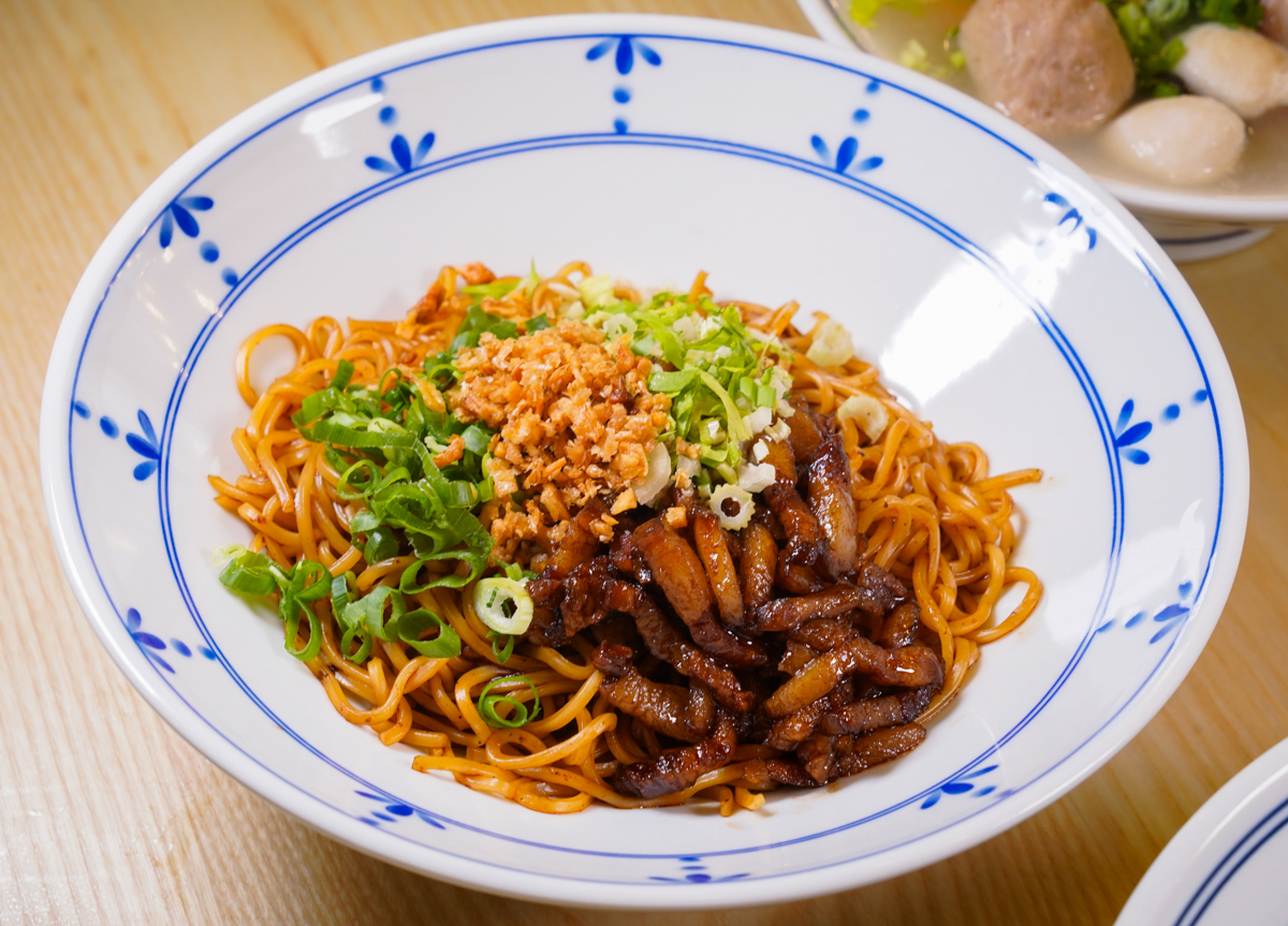 [高雄]雲汕坊-高雄少見道地雲南燉雞湯米線、潮汕海鮮撈麵~三多商圈隱藏版美食 @美食好芃友（芃芃）