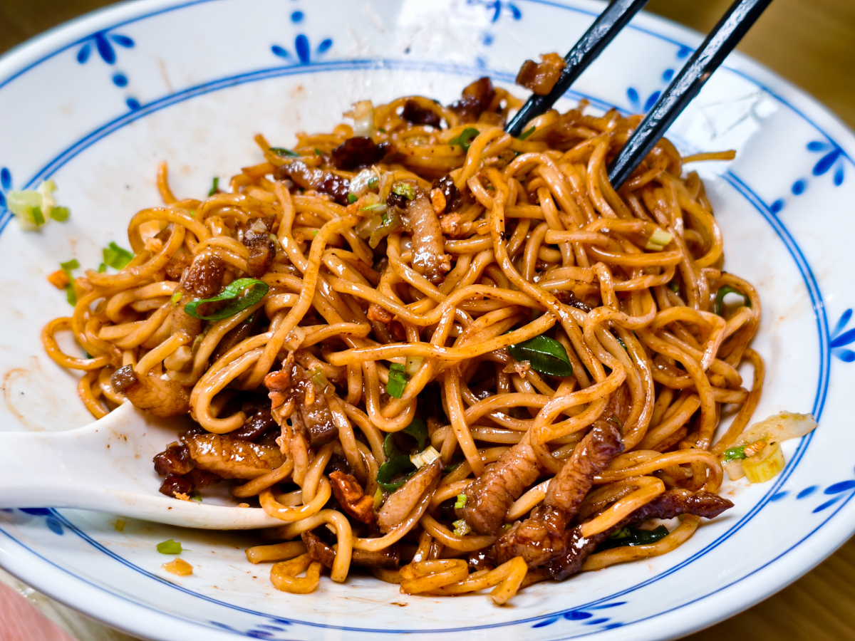 [高雄]雲汕坊-高雄少見道地雲南燉雞湯米線、潮汕海鮮撈麵~三多商圈隱藏版美食 @美食好芃友（芃芃）